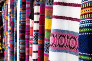 Read more about the article Jaki kolor pasuje do granatowych spodni? Zestawienia i porady