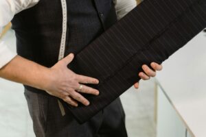 Read more about the article Jak skrócić spodnie krok po kroku? Poradnik dla dżinsów i materiałowych