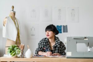 Dlaczego maszyna do szycia przepuszcza ściegi? Przyczyny i naprawa