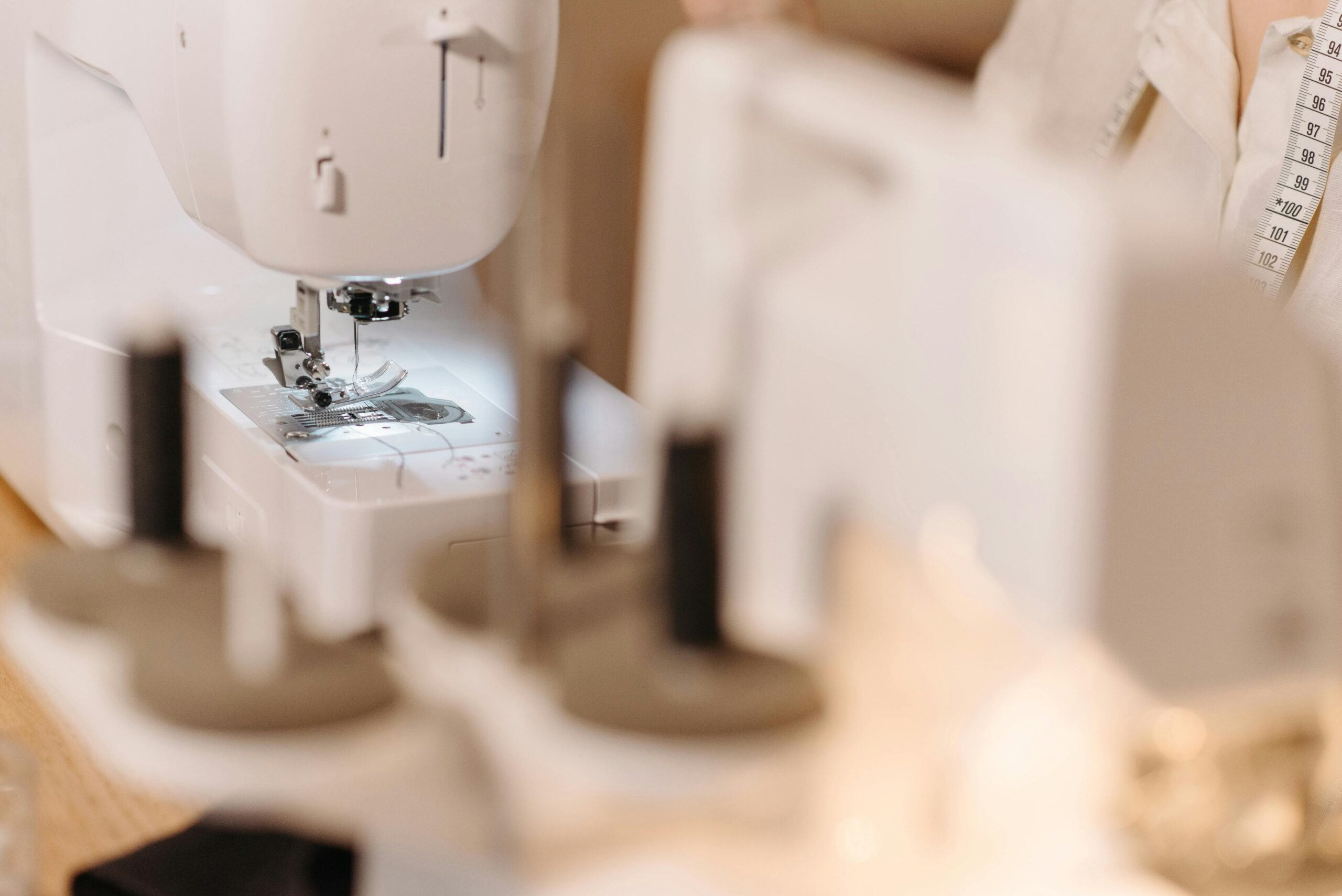 Read more about the article Jaka maszyna do szycia grubych materiałów? Porady i modele