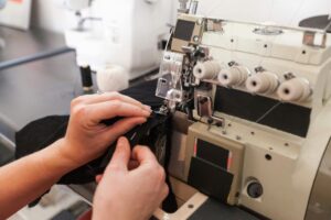 Read more about the article Dlaczego maszyna do szycia pętelkuje od spodu? Przyczyny i naprawa
