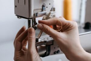 Read more about the article Jak nawlec nitkę w maszynie do szycia? Instrukcja krok po kroku