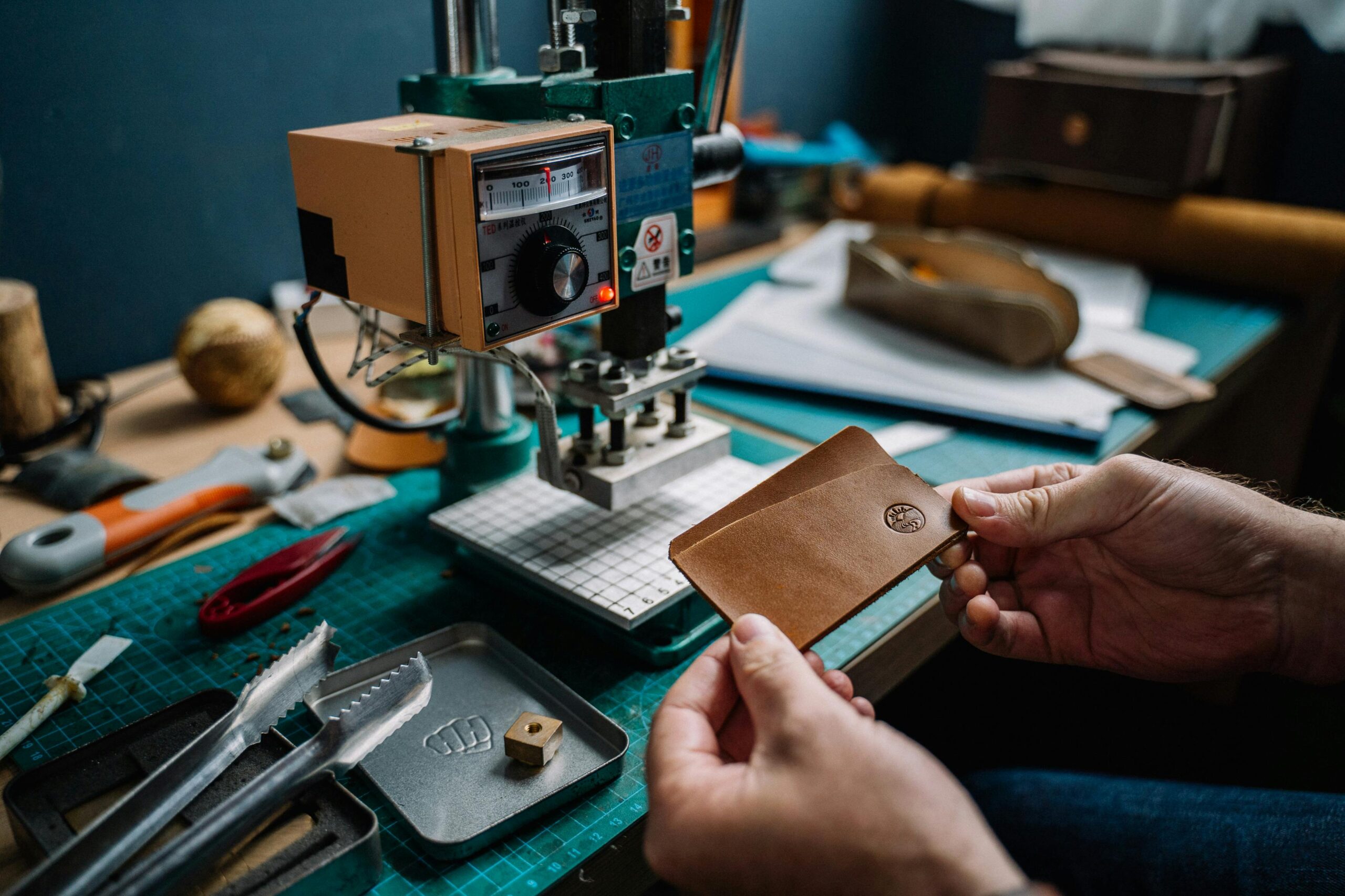 Read more about the article Mini maszyna do szycia – jak nawlec nici krok po kroku