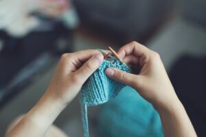 Read more about the article Jak robić na drutach? Poradnik dla początkujących krok po kroku