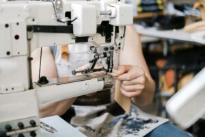 Read more about the article Jak ustawić maszynę do szycia krok po kroku? Poradnik dla początkujących