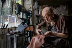 Read more about the article Kto wynalazł maszynę do szycia? Historia i twórcy