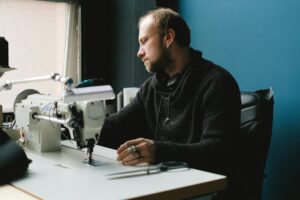 Read more about the article Jak zrobić stolik do maszyny do szycia krok po kroku? Poradnik z wymiarami i materiałami
