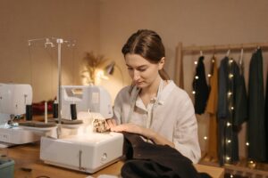 Read more about the article Jaką maszynę do szycia kupić? Poradnik: typy, funkcje i ceny