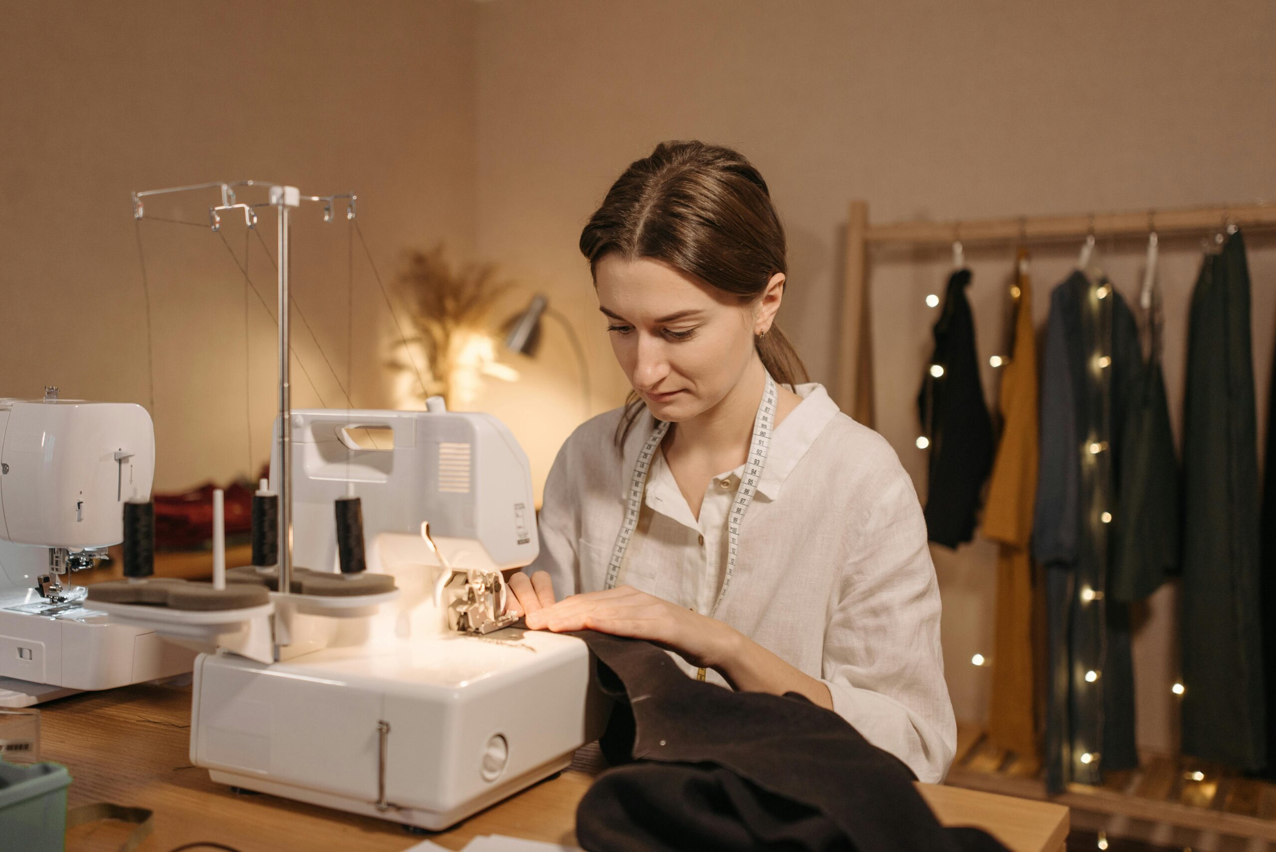 Read more about the article Jaką maszynę do szycia kupić? Poradnik: typy, funkcje i ceny